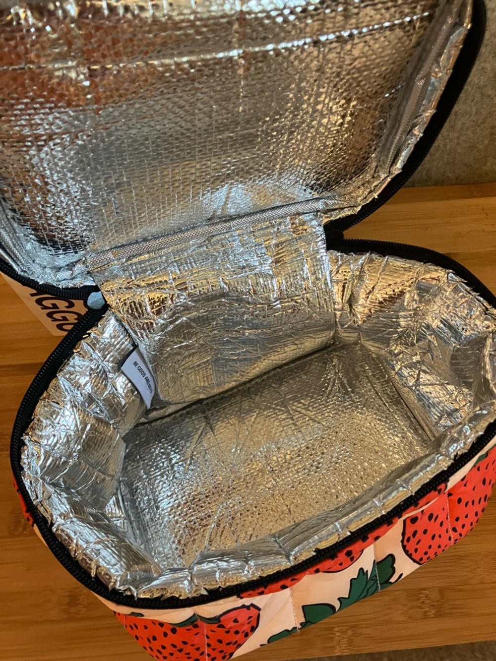 NWT - BAGGU Puffy Lunch Bag in Strawberry Print - Picture 6 of 10